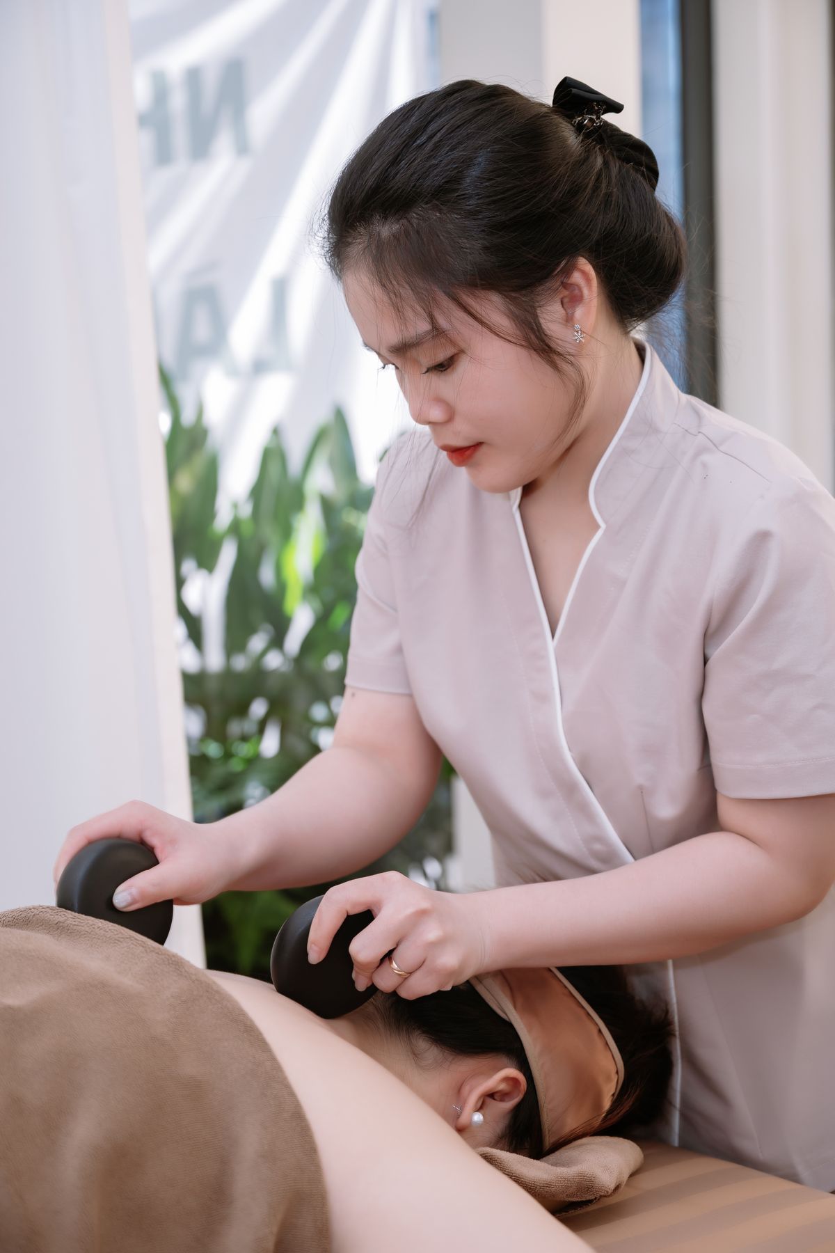 Massage đá nóng toàn thân