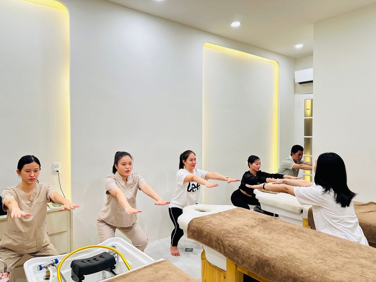 Giảng viên kèm cặp học viên thực hành massage body
