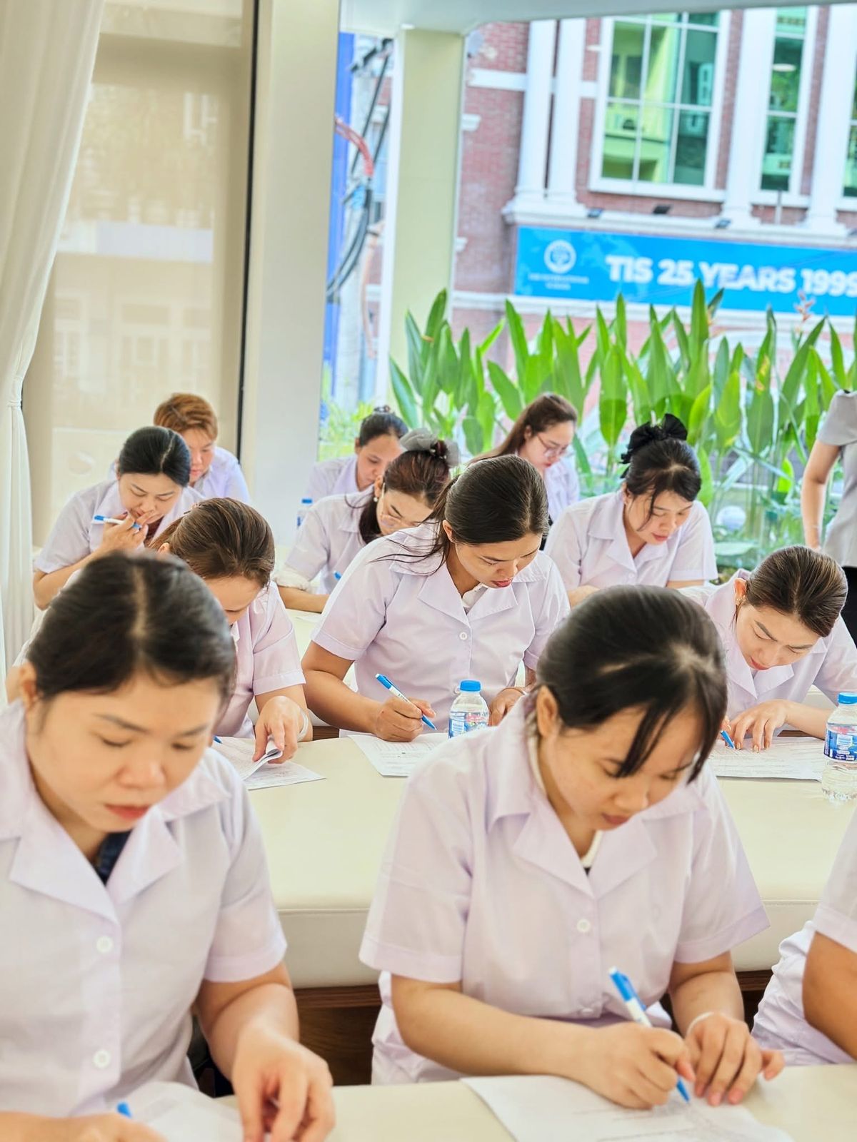 Học viên làm bài kiểm tra cuối khóa