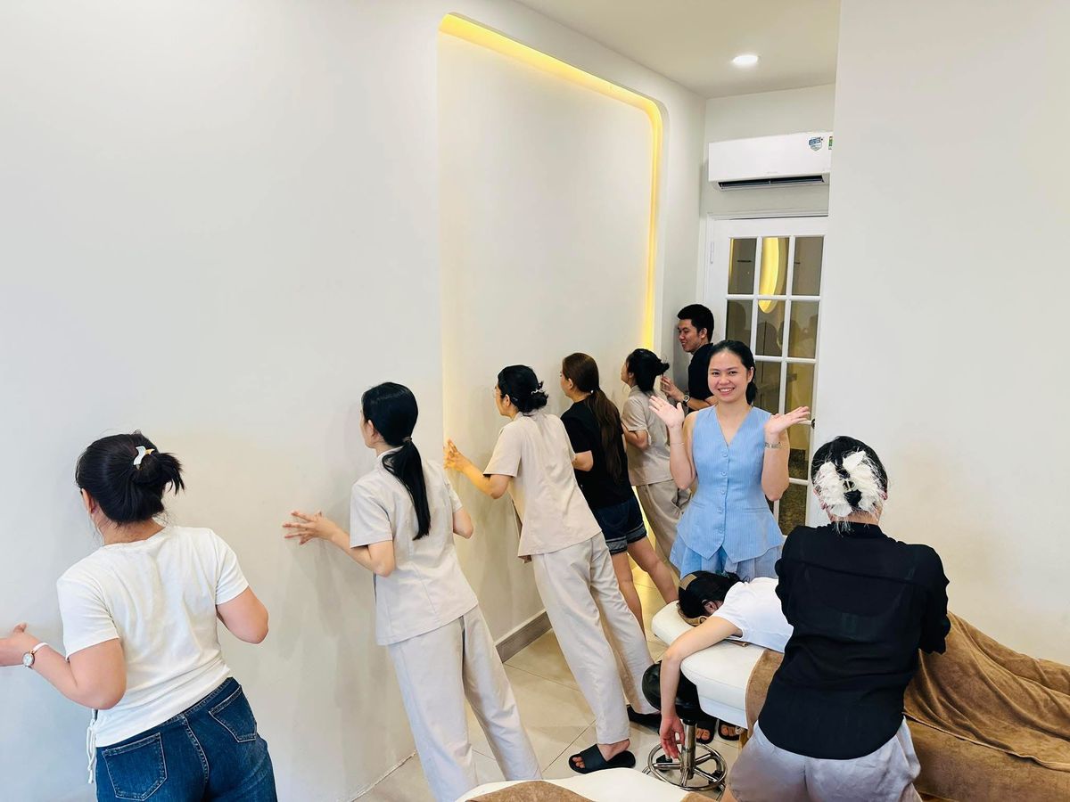 Lớp học gội đầu dưỡng sinh tại Spa Núp Hẻm