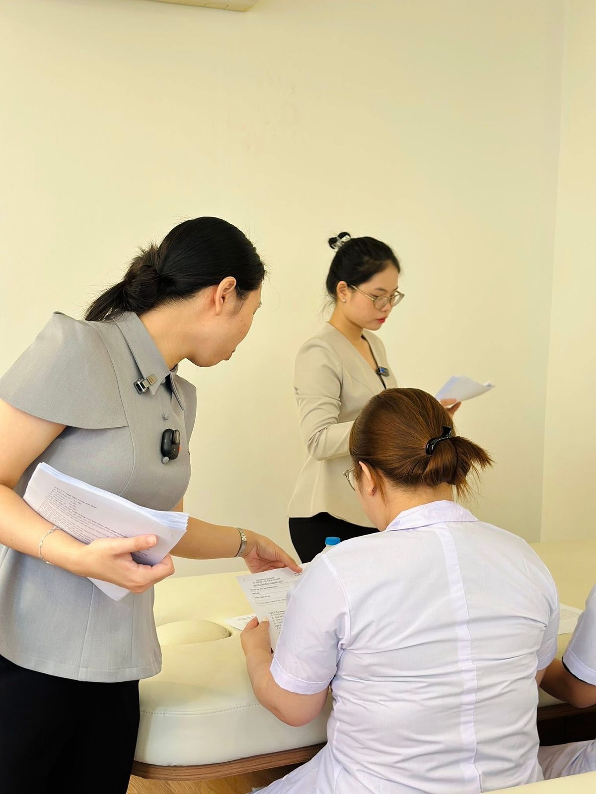 Giảng viên giảng lý thuyết cho học viên