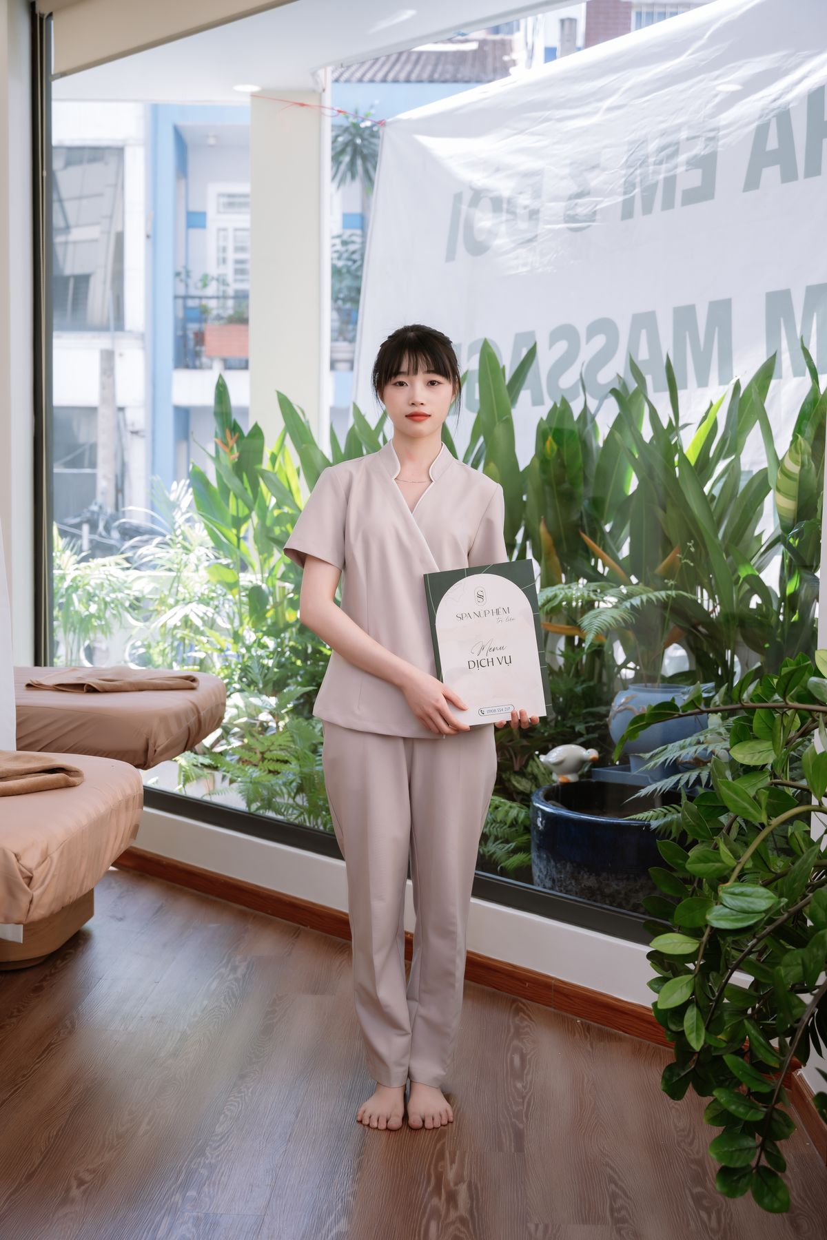 Lễ tân Spa Núp Hẻm với menu dịch vụ