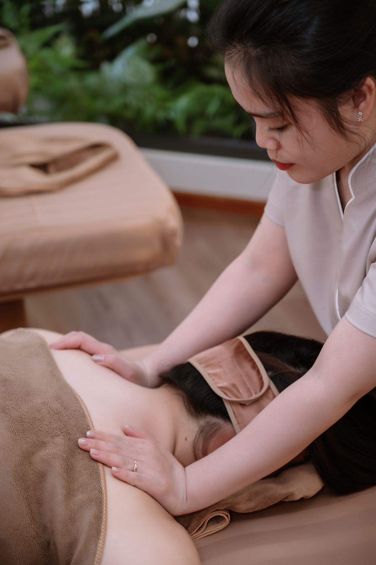 KTV thực hiện bài massage vai gáy